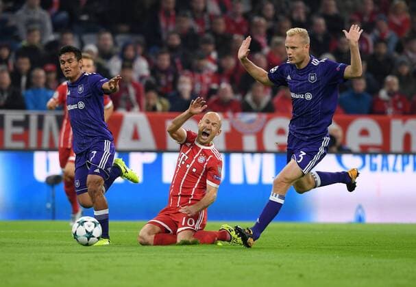 Football Champions League Season 2017 2018 Group stage FC Bavaria Munich RSC Anderlecht 12 09 2017 Andy Najar left and Olivier Deschacht right both RSC Anderlecht against Arjen seals centre both FC Bavaria Munich Munich