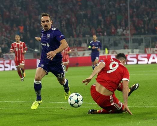 Football Champions League Season 2017 2018 men 12 09 2017 Fight 1 Matchday FC Bavaria Munich RSC Anderlecht v l Foul the to Penalty led Sven Kums RSC Anderlecht to Robert Lewandowski FC Bavaria Munich
