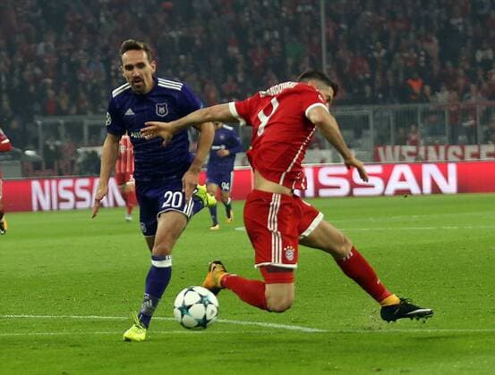 Football Champions League Season 2017 2018 men 12 09 2017 Fight 1 Matchday FC Bavaria Munich RSC Anderlecht v l Foul the to Penalty led Sven Kums RSC Anderlecht to Robert Lewandowski FC Bavaria Munich