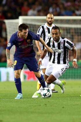 Juventus Brazilian midfielder Douglas Costa (R) vies for the ball with FC Barcelona Barca s Argentinian striker Lionel Messi during the UEFA Champions League match between FC Barcelona and Juventus FC in Barcelona, Catalonia, Spain, 12 September 2017. FC BARCELONA VS. JUVENTUS FC !ACHTUNG: NUR REDAKTIONELLE NUTZUNG!  Copyright: xAlejandroxGarciax BCN015 20170912-636408489772656859