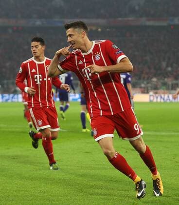 Football Champions League Season 2017 2018 men 12 09 2017 Fight 1 Matchday FC Bavaria Munich RSC Anderlecht v l Action shot happiness cheer cheering After goal to 1 0 Robert Lewandowski FC Bavaria Munich Fingers in Mouth in Background behind rear James Rodriguez FC Bavaria Munich