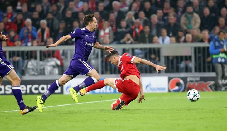 FC Bavaria Munich RSC Anderlecht Germany Munich 12 09 2017 Football UEFA Champions League Season 2017 2018 Group stage 1 Matchday FC Bavaria Munich RSC Anderlecht v l Sven Kums RSC Anderlecht Robert Lewandowski FC Bavaria Munich Emergency brake red Card Kums and Penalty 1 0 Lewandowski