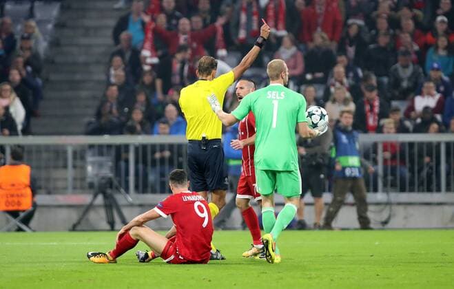 FC Bavaria Munich RSC Anderlecht Germany Munich 12 09 2017 Football UEFA Champions League Season 2017 2018 Group stage 1 Matchday FC Bavaria Munich RSC Anderlecht v l Robert Lewandowski FC Bavaria Munich Paolo Tagliavento Referees Franck Ribery FC Bavaria Munich Matz Sels RSC Anderlecht red Card Kums not in Picture