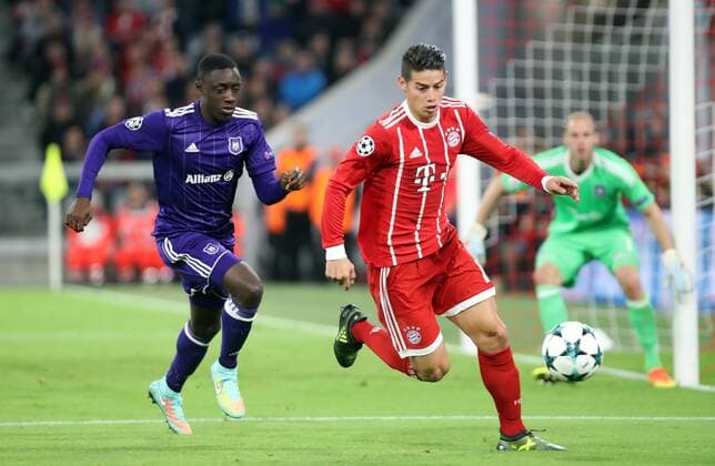 FC Bavaria Munich RSC Anderlecht Germany Munich 12 09 2017 Football UEFA Champions League Season 2017 2018 Group stage 1 Matchday FC Bavaria Munich RSC Anderlecht v l Dennis Appiah RSC Anderlecht James Rodriguez FC Bavaria Munich