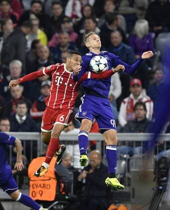 Ball head duel duel Action shot Lukasz TEODORCZYK RSC Anderlecht right against Thiago Alcantara FC Bavaria Munich Champions League CL Group stage FC Bavaria Munich FCB vs RSC Anderlecht 12 09 2017 FC Bavaria Munich FCB vs RSC Anderlecht