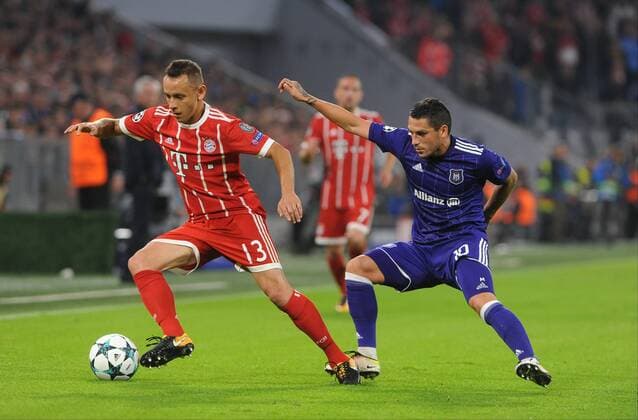 Vl Rafinha FC Bavaria Munich and Nicolae Stanciu RSC Anderlecht the CL Game between FC Bavaria Munich and RSC Anderlecht at 12 09 2017 Copyright: xStuetzle xEibner-Pressefotox EP_wse