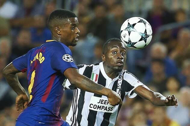 Juventus Brazilian player Douglas Costa (R) vies for the ball with FC Barcelona Barca s Portuguese defender Nelson Semedo during the UEFA Champions League match between FC Barcelona and Juventus FC in Barcelona, Catalonia, Spain, 12 September 2017. FC BARCELONA VS. JUVENTUS FC !ACHTUNG: NUR REDAKTIONELLE NUTZUNG!  Copyright: xAlejandroxGarciax BCN018 20170912-636408497997050859