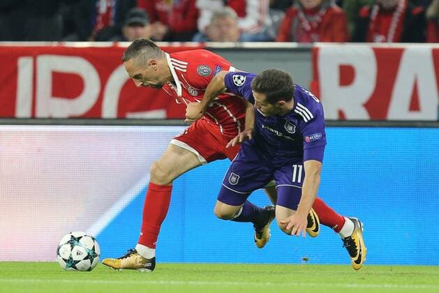 l r in duel Action shot with Franck Ribery 7 FC Bavaria Munich and Alexandru ukkan Chipciu 11 RSC Anderlecht FC Bavaria Munich vs RSC Anderlecht Football Fight Champions League 12 09 2017 Munich Bavaria Germany Copyright: xkolbert-press ChristianxKolbertx