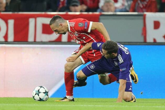 l r in duel Action shot with Franck Ribery 7 FC Bavaria Munich and Alexandru ukkan Chipciu 11 RSC Anderlecht FC Bavaria Munich vs RSC Anderlecht Football Fight Champions League 12 09 2017 Munich Bavaria Germany Copyright: xkolbert-press ChristianxKolbertx