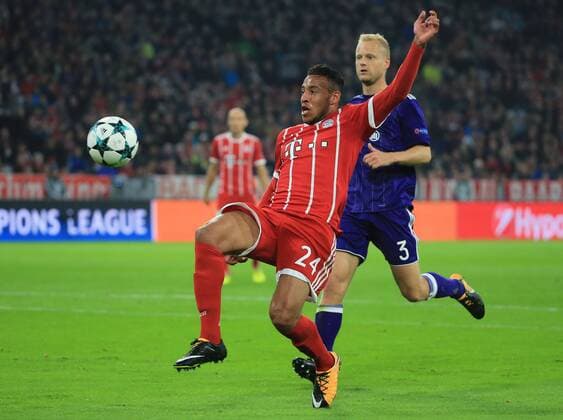 CL FCB vs RSC Anderlecht Champions League Alliance Arena Munich Football Sports in Picture Corentin Tolisso FCB pursues from Olivier Deschacht Anderlecht