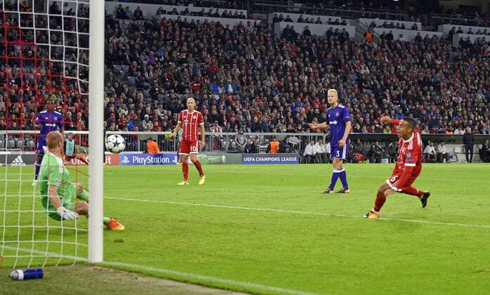 12 09 2017 Football Champions League 2017 2018 FC Bavaria Munich RSC Anderlecht in the Alliance Arena Munich Torschuß Thiago right FC Bavaria Munich to 2 0 against Goalkeeper Matz Sels RSC Anderlecht
