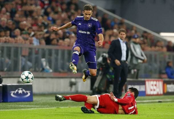 Alexandru ukkan Chipciu James Rodriguez Action shot Game scene duel Sports Football Football UEFA CL Champions League men Season 2017 2018 12 09 2017 FC Bavaria Munich vs RSC Anderlecht