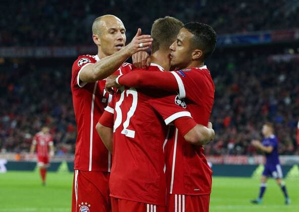Arjen seals Joshua KIMMICH Thiago 2 0 happiness Emotion jubilant cheering After 2 0 Sports Football Football UEFA CL Champions League men Season 2017 2018 12 09 2017 FC Bavaria Munich vs RSC Anderlecht