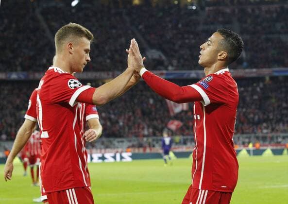 goal celebration 2 0 Munich v left Joshua KIMMICH Bavaria Scorer Thiago Bavaria FC Bavaria Munich RSC Anderlecht Munich ger 12 09 2017 Football Champions League 2017 2018