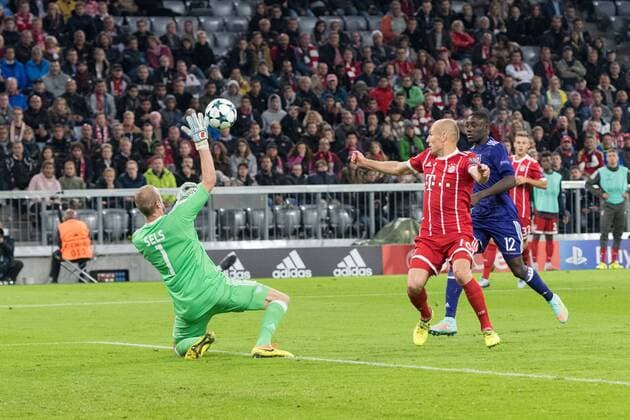 Bilder des Tages - SPORT SOCCER - CL, Bayern vs Anderlecht MUNICH,GERMANY,12.SEP.17 - SOCCER - UEFA Champions League, group stage, FC Bayern Muenchen vs RSC Anderlecht. Image shows Matz Sels (Anderlecht) and Arjen Robben (Bayern). GEPAxpictures xMarkusxFischer