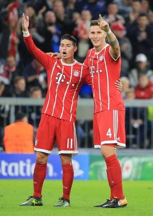 CL FCB vs RSC Anderlecht Champions League Alliance Arena Munich Football Sports in Picture 3 0 cheering to early pleased James Rodriguez FCB and Niklas SUELE FCB