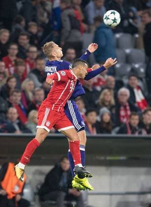 Bilder des Tages - SPORT SOCCER - CL, Bayern vs Anderlecht MUNICH,GERMANY,12.SEP.17 - SOCCER - UEFA Champions League, group stage, FC Bayern Muenchen vs RSC Anderlecht. Image shows Lukasz Teodorczyk (Anderlecht) and Thiago (Bayern). GEPAxpictures xMarkusxFischer