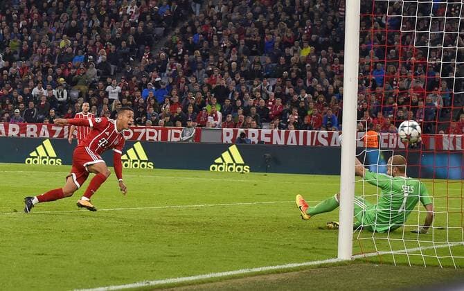 12 09 2017 Football Champions League 2017 2018 FC Bavaria Munich RSC Anderlecht in the Alliance Arena Munich Thiago FC Bavaria Munich fault against Goalkeeper Matz Sels RSC Anderlecht to 2 0