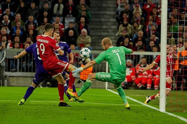 Munich Germany 12 09 2017 UEFA Champions League 2017 18 Season 1st Game Day FC Bavaria Munich RSC Anderlecht Franck Ribery FCB right sets on Robert Lewandowski FCB 2 v l zurueck but this one fails to Goalkeeper Matz Sels Anderlecht DeFodi049