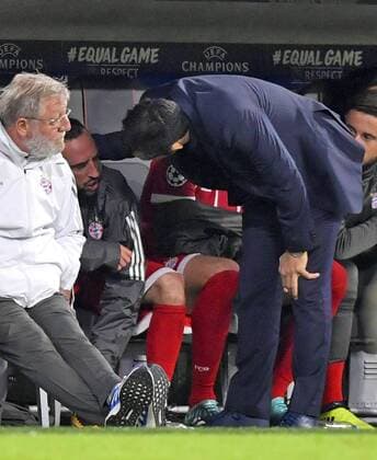 12 09 2017 Football Champions League 2017 2018 FC Bavaria Munich RSC Anderlecht in the Alliance Arena Munich Franck Ribery left FC Bavaria Munich is After his Replacement Total angry and must from Sports Director Hasan Salihamidzic Bavaria Munich on the Bank calmed down will