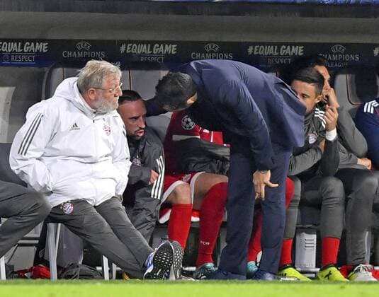 12 09 2017 Football Champions League 2017 2018 FC Bavaria Munich RSC Anderlecht in the Alliance Arena Munich Franck Ribery left FC Bavaria Munich is After his Replacement Total angry and must from Sports Director Hasan Salihamidzic Bavaria Munich on the Bank calmed down will