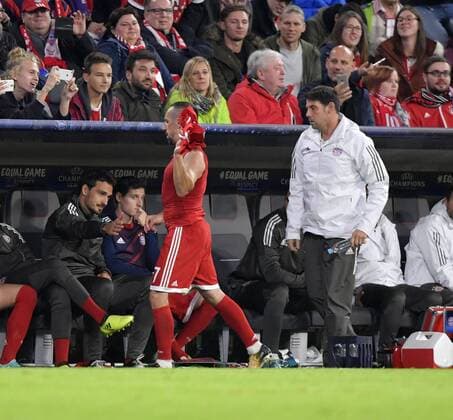 12 09 2017 Football Champions League 2017 2018 FC Bavaria Munich RSC Anderlecht in the Alliance Arena Munich Franck Ribery FC Bavaria Munich is After his Replacement Total angry and fires be Jersey in Direction Bank