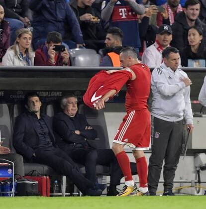 12 09 2017 Football Champions League 2017 2018 FC Bavaria Munich RSC Anderlecht in the Alliance Arena Munich Franck Ribery FC Bavaria Munich is After his Replacement Total angry and fires be Jersey in Direction Bank v left Sports Director Hasan Salihamidzic Bavaria Munich team manager Carlo Ancelotti FC Bavaria Munich Franck Ribery FC Bavaria Munich Co team manager Willy Sagnol FC Bavaria Munich