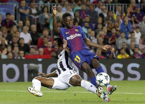 FC Barcelona Barca s French striker Ousmane Dembele (R) and Juventus Brazilian defender Alex Sandro vie for the ball during the UEFA Champions League match between FC Barcelona and Juventus FC in Barcelona, Catalonia, Spain, 12 September 2017. FC BARCELONA VS. JUVENTUS FC !ACHTUNG: NUR REDAKTIONELLE NUTZUNG!  Copyright: xAlbertoxEstevezx BCN056 20170912-636408528854864320