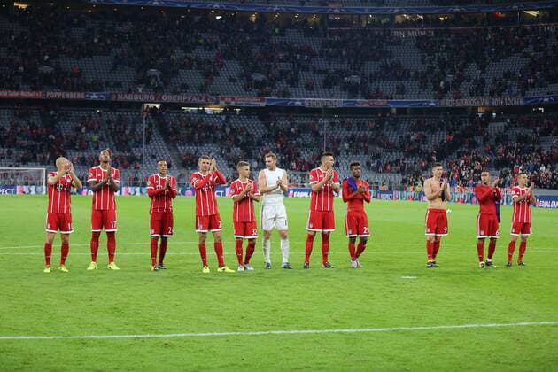l r Final cheering at the supporters Arjen seals 10 FC Bavaria Munich Jerome Boateng 17 FC Bavaria Munich Corentin Tolisso 24 FC Bavaria Munich Thomas Mueller 25 FC Bavaria Munich Joshua KIMMICH 32 FC Bavaria Munich Manuel later 1 FC Bavaria Munich Niklas SUELE 4 FC Bavaria Munich Kingsley Coman 29 FC Bavaria Munich Robert Lewandowski 9 FC Bavaria Munich Thiago Alcantara 6 FC Bavaria Munich Rafinha 13 FC Bavaria Munich FC Bavaria Munich vs RSC Anderlecht Football Fight Champions League 12 09 2017 Munich Bavaria Germany Copyright: xkolbert-press ChristianxKolbertx