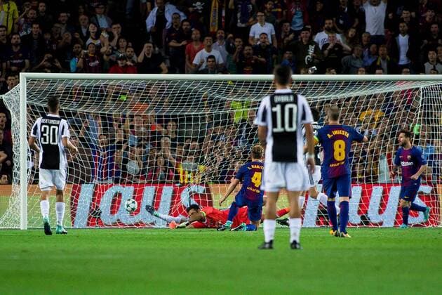 12th September 2017, Camp Nou, Barcelona, Spain; UEFA Champions League Group stage, FC Barcelona Barca versus Juventus; Ivan Rakitic of FC Barcelona scores the 2-0 after a rebound from a Messi cross  ActionPlus11929489