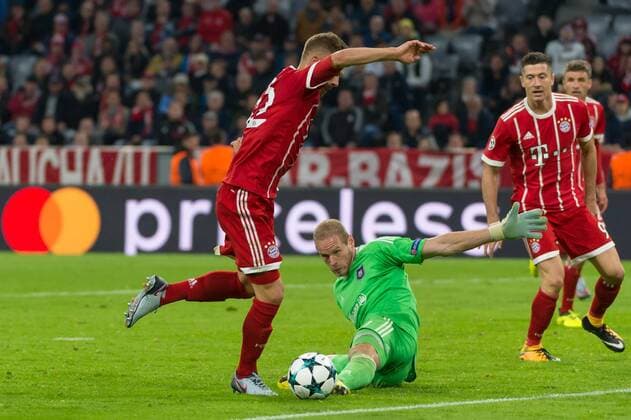 Munich Germany 12 09 2017 UEFA Champions League 2017 18 Season 1st Game Day FC Bavaria Munich RSC Anderlecht goal to 3 0 with v l Joshua KIMMICH 32 FC Bavaria Munich Ung Matz Sels 1 RSC Anderlecht