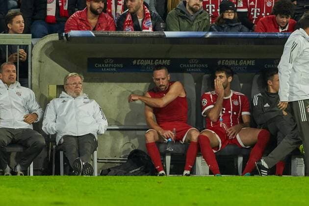 Munich Germany 12 09 2017 UEFA Champions League 2017 18 Season 1st Game Day FC Bavaria Munich RSC Anderlecht Franck Ribery FCB raises After his Replacement wuetend be Jersey on the Bottom DeFodi049
