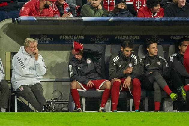 Munich Germany 12 09 2017 UEFA Champions League 2017 18 Season 1st Game Day FC Bavaria Munich RSC Anderlecht Franck Ribery FCB raises After his Replacement wuetend be Jersey on the Bottom DeFodi049
