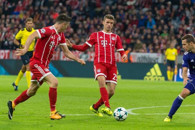 Munich Germany 12 09 2017 UEFA Champions League 2017 18 Season 1st Game Day FC Bavaria Munich RSC Anderlecht v l Cross pass between Robert Lewandowski 9 FC Bavaria Munich and Thomas Mueller 25 FC Bavaria Munich
