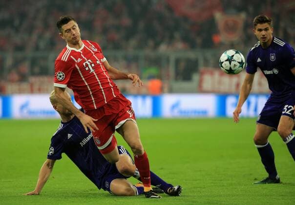 CL FCB vs RSC Anderlecht Champions League Alliance Arena Munich Football Sports in Picture Robert Lewandowski FCB from Olivier Deschacht Anderlecht ^ default Penalty