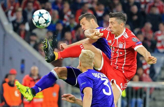 CL FCB vs RSC Anderlecht Champions League Alliance Arena Munich Football Sports in Picture Uros Spajic Anderlecht vs Robert Lewandowski FCB and Olivier Deschacht Anderlecht looks to