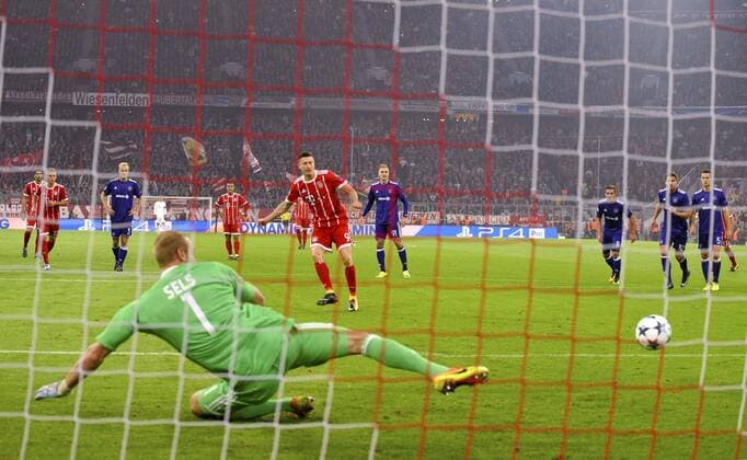 12 09 2017 Football Champions League 2017 2018 FC Bavaria Munich RSC Anderlecht in the Alliance Arena Munich Torschuß Robert Lewandowski centre FC Bavaria Munich to 1 0 Per Foul Penalty against Goalkeeper Matz Sels RSC Anderlecht