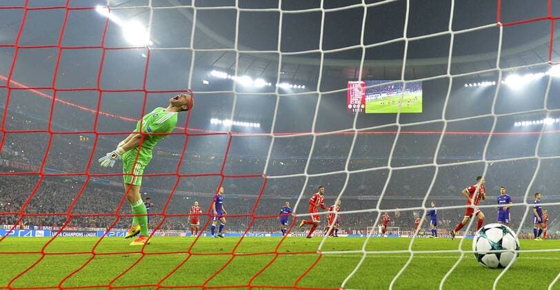 12 09 2017 Football Champions League 2017 2018 FC Bavaria Munich RSC Anderlecht in the Alliance Arena Munich Torschuß Robert Lewandowski right FC Bavaria Munich to 1 0 Per Foul Penalty against Goalkeeper Matz Sels RSC Anderlecht the it not making can