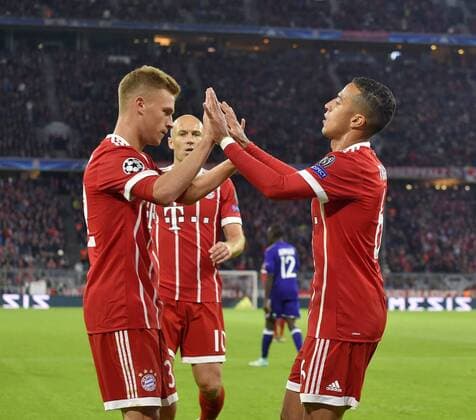 12 09 2017 Football Champions League 2017 2018 FC Bavaria Munich RSC Anderlecht in the Alliance Arena Munich Thiago FC Bavaria Munich cheering here with Joshua KIMMICH FC Bavaria Munich and Arjen seals centre FC Bavaria Munich