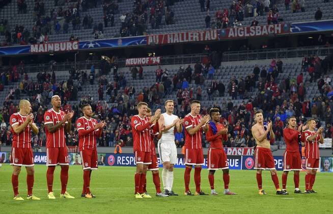 12 09 2017 Football Champions League 2017 2018 FC Bavaria Munich RSC Anderlecht in the Alliance Arena Munich v l Arjen seals FC Bavaria Munich Jerome Boateng FC Bavaria Munich Corentin Tolisso FC Bavaria Munich Thomas Mueller FC Bavaria Munich Joshua KIMMICH FC Bavaria Munich Goalkeeper Manuel later FC Bavaria Munich Niklas Süle FC Bavaria Munich Kingsley Coman Bavaria Munich Robert Lewandowski FC Bavaria Munich Thiago FC Bavaria Munich and Rafinha FC Bavaria Munich cheer After the Game
