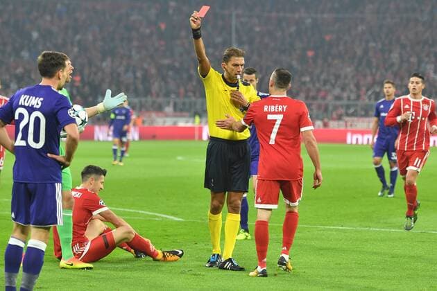 Referees Paolo Tagliavento shows Sven Kums Anderlecht left After Foul to Robert Lewandowski Bavaria Munich at Bottom The red Card Course reference FC Bavaria Munich RSC Anderlecht 3 0 Football Champions League Group stage at 12 09 2017 A l l I A n Z A r E n A