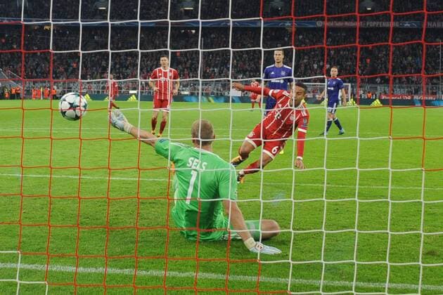Thiago Alcantara FCB shoots the goal to 2 0 against Matz Sels Goalkeeper Anderlecht Action shot Torschuß Hintertorkamera Hintertorperspektive FC Bavaria Munich RSC Anderlecht 3 0 Football Champions League Group stage at 12 09 2017 A l l I A n Z A r E n A