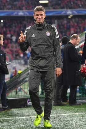 Thomas Mueller Mueller Bavaria Munich Gesture on the Way to Reserve Bank Substitutes u0026 39; bench Replacement players Reserve players Bank Ergaenzungsspieler Action shot Individual action Single cut out Ganzkoerperaufnahme a whole Figure FC Bavaria Munich RSC Anderlecht 3 0 Football Champions League Group stage at 12 09 2017 A l l I A n Z A r E n A