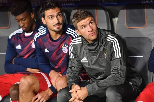 v left Kingsley Coman Bavaria Munich Mats Hummels Bavaria Munich Thomas Mueller Mueller Bavaria Munich sceptical Ernst Reserve Bank Substitutes u0026 39; bench Replacement players Reserve players Bank Ergaenzungsspieler Action shot FC Bavaria Munich RSC Anderlecht 3 0 Football Champions League Group stage at 12 09 2017 A l l I A n Z A r E n A