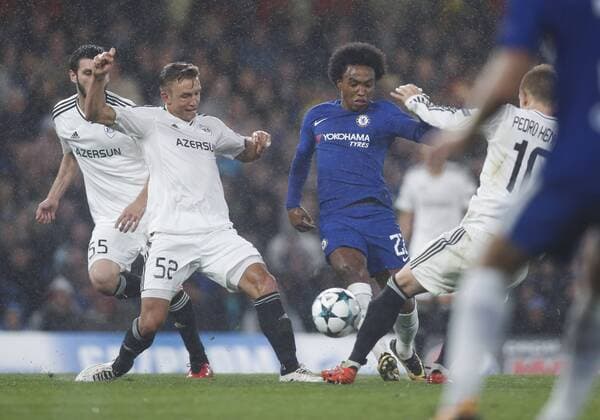 (170913) -- LONDON, Sept. 13, 2017 -- William (C) of Chelsea vies for the ball during the UEFA Champions League Group C match between Chelsea and Qarabag FK at Stamford Bridge Stadium in London, Britain on Sept. 12, 2017. Chelsea won 6-0. ) (SP)BRITAIN-LONDON-FOOTBALL-UEFA CHAMPIONS LEAGUE-CHELSEA VS QARABAG FK HanxYan 