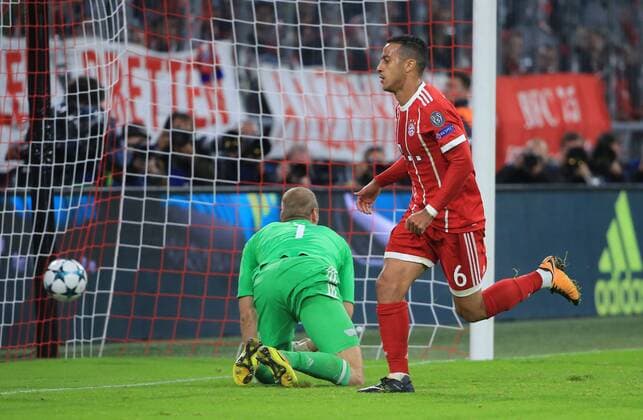 Bilder des Tages - SPORT (170913) -- MUNICH, Sept. 13, 2017 -- Bayern Munich s Thiago Alcantara (R) scores during the first round of UEFA Champions League (UCL) group match between Bayern Munich of Germany and RSC Anderlecht of Belgium, in Munich, Germany, on Sept. 12, 2017. Bayern Munich won 3-0. ) (SP)GERMANY-MUNICH-SOCCER-UEFA-UCL-BAYERN MUNICH VS ANDERLECHT PhilippexRuiz 