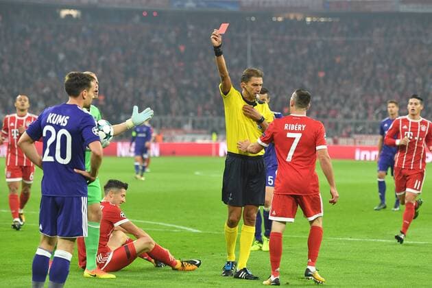 Referees Paolo Tagliavento shows Sven Kums Anderlecht left After Foul to Robert Lewandowski Bavaria Munich at Bottom The red Card Course reference right Franck Ribery Bavaria Munich FC Bavaria Munich RSC Anderlecht Football Champions League Group stage at 12 09 2017 A l l I A n Z A r E n A