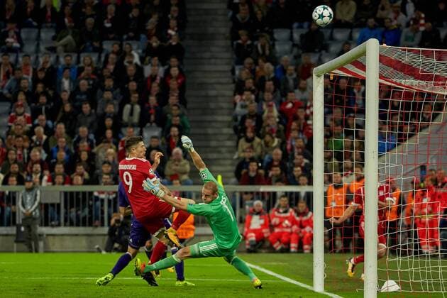 Munich Germany 12 09 2017 UEFA Champions League 2017 18 Season 1st Game Day FC Bavaria Munich RSC Anderlecht Robert Lewandowski FCB fails to Goalkeeper Matz Sels Anderlecht v l DeFodi049