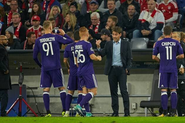 Munich Germany 12 09 2017 UEFA Champions League 2017 18 Season 1st Game Day FC Bavaria Munich RSC Anderlecht Lukasz TEODORCZYK Anderlecht Nicolae Stanciu Anderlecht and Adrien Trebel Anderlecht get from team manager René Weiler Anderlecht v l Instructions right Alexandru ukkan Chipciu Anderlecht DeFodi049