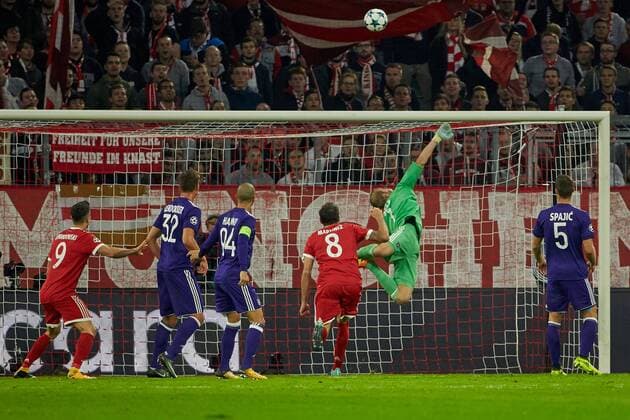 Munich Germany 12 09 2017 UEFA Champions League 2017 18 Season 1st Game Day FC Bavaria Munich RSC Anderlecht Goalkeeper Matz Sels Anderlecht directs a Ball ueber The Torlatte Robert Lewandowski FCB Leander Dendoncker Anderlecht Sofiane Hanni Anderlecht Javi Martinez FCB and Uros Spajic Anderlecht v l observed The Situation DeFodi049